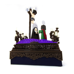 Vista lateral del paso de Semana Santa Calvario de Priostic en miniatura