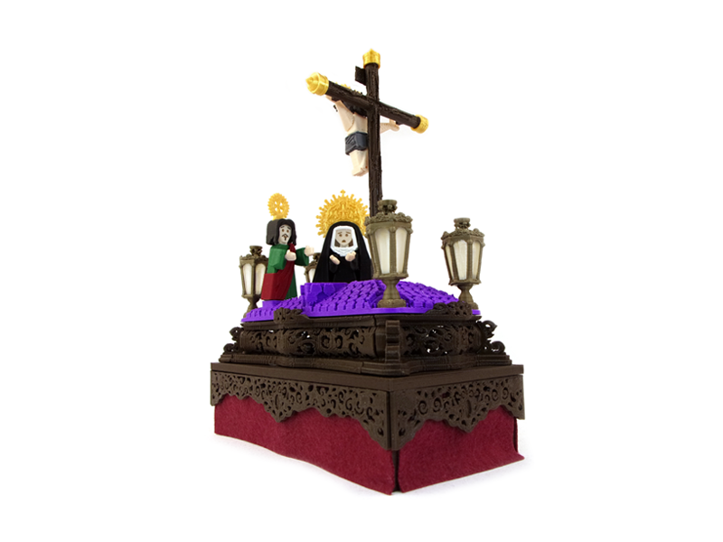 Vista diagonal trasera del paso de Semana Santa Calvario en miniatura