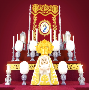 Vista en segundo plano del altar de cultos en miniatura con paso de palio burdeos y la Virgen Blanca.