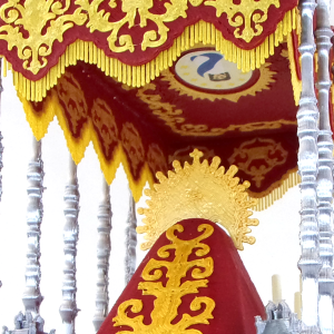 Techo del palio burdeos en miniatura con detalles de bordados dorados.