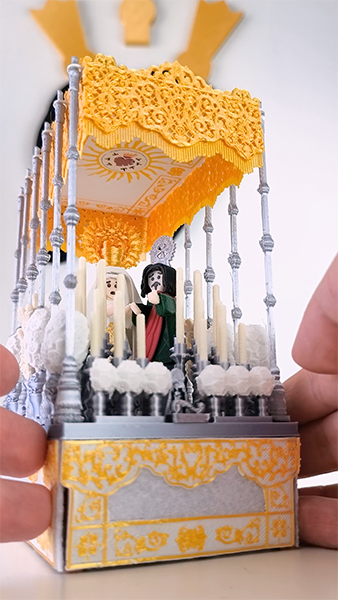 Figura de San Juan Evangelista colocada en el Paso de Palio de Malla Blanco en miniatura