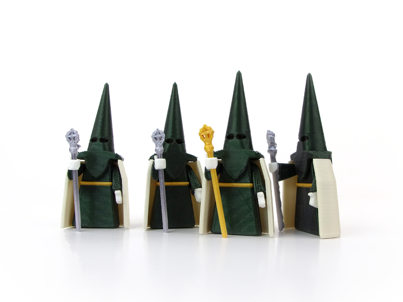 Nazarenos con varas del Paso de la Virgen de la Esperanza de Triana en miniatura