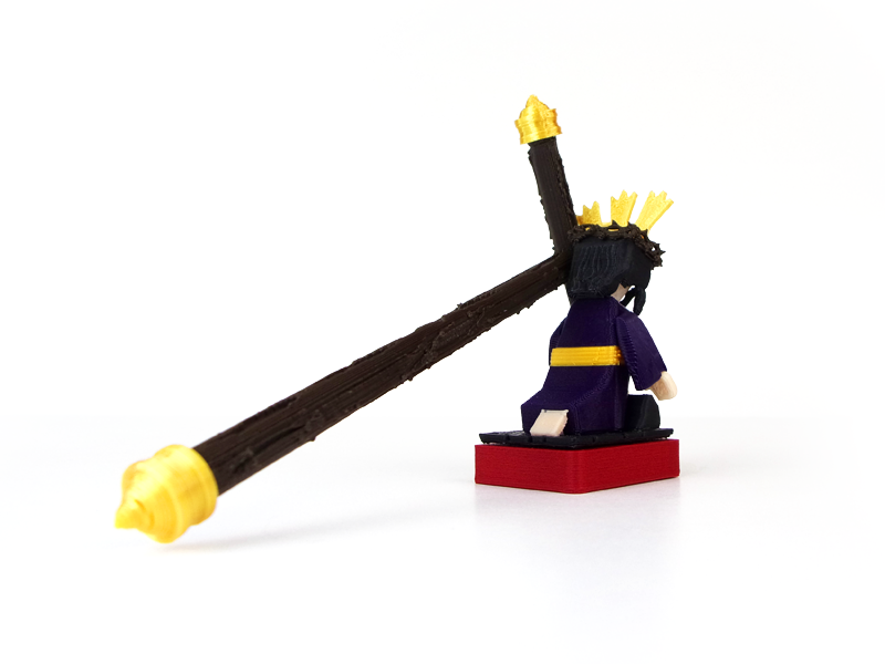 Vista trasera derecha del Cristo de las Tres Caídas en un paso de Semana Santa en miniatura