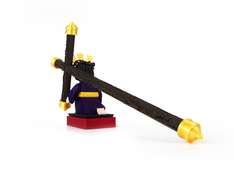 Vista trasera izquierda del Cristo de las Tres Caídas en un paso de Semana Santa en miniatura