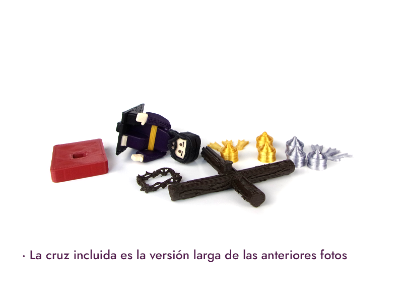 Vista desmontada del Cristo de las Tres Caídas y accesorios en un paso de Semana Santa en miniatura