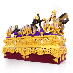 Paso Tres Caídas de Triana en miniatura con flores moradas, vista lateral frontal