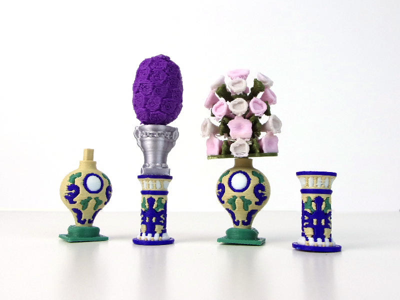 Detalle de piezas de cerámica del altar de besamanos Esperanza de Triana en miniatura