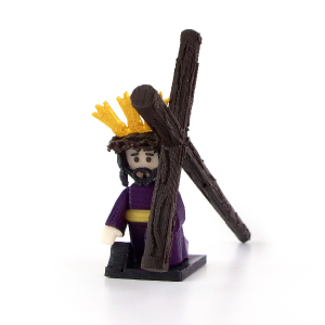 Paso de Semana Santa en miniatura del Cristo de las Tres Caídas de Triana, túnica lisa morada, vista frontal inclinada desde el ángulo opuesto