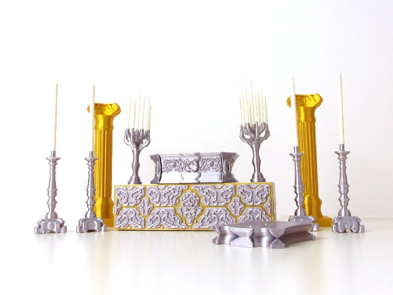 Detalle de los enseres de plata del altar de besamanos en miniatura