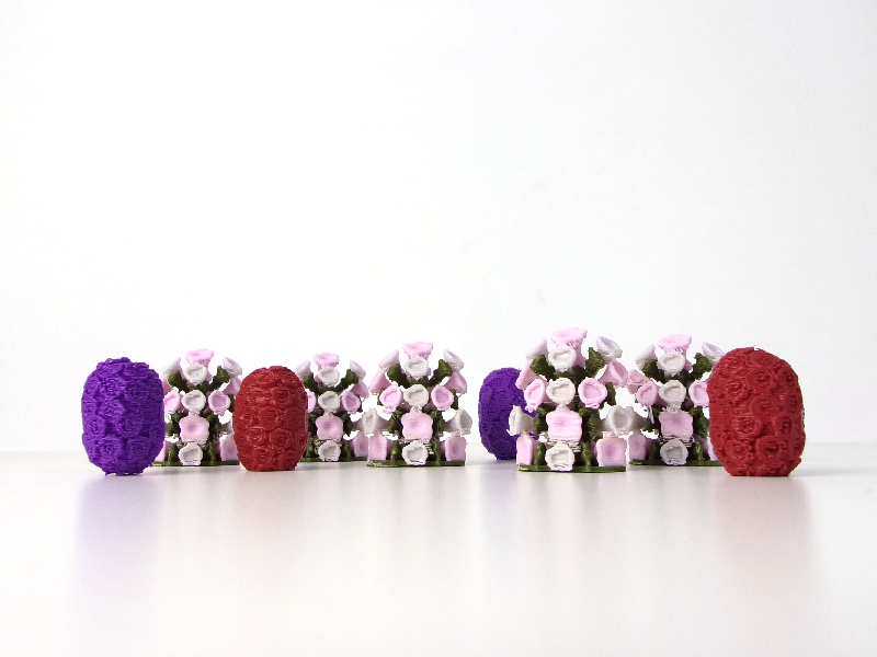 Flores del altar de besamanos de la Esperanza de Triana en miniatura