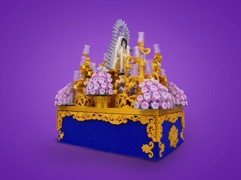 Vista lateral del paso de gloria Regina Dei en miniatura con faldones azules