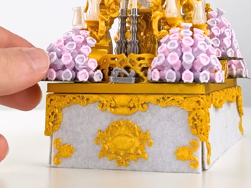 Paso de gloria Regina Dei en miniatura con faldones blancos y detalles de bordado