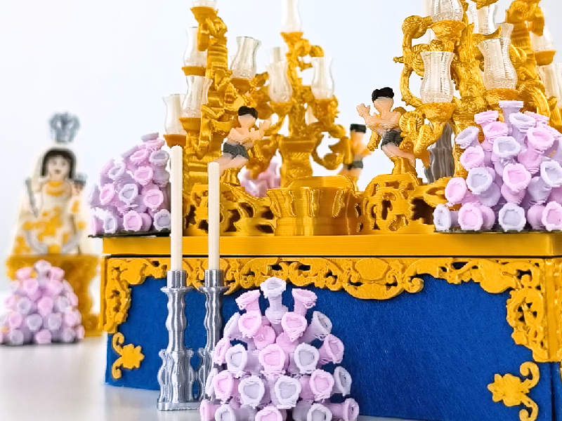 Vista del paso de gloria Regina Dei parcialmente montado, mostrando canastilla, ángeles y candelabros