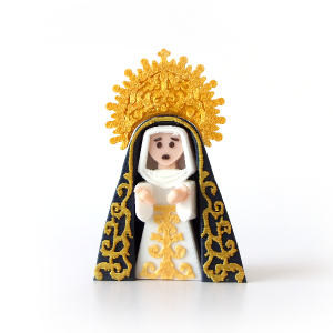 Virgen de Semana Santa en miniatura con manto azul bordado y saya blanca vista frontal