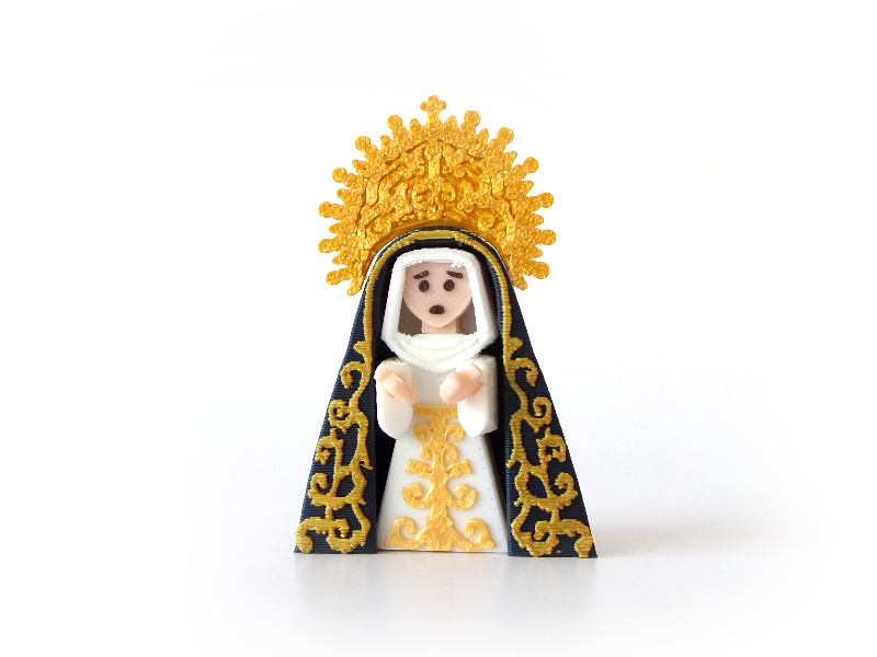 Virgen de Semana Santa en miniatura con manto azul bordado y saya blanca vista frontal
