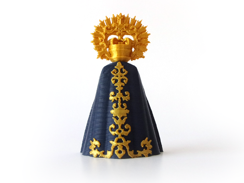 Virgen de Semana Santa en miniatura con manto azul bordado y saya blanca vista trasera