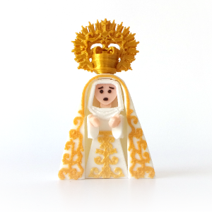 Virgen de Semana Santa en miniatura con manto blanco bordado y saya blanca vista frontal