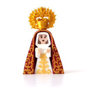 Virgen de Semana Santa en miniatura con manto burdeos bordado y saya blanca vista frontal