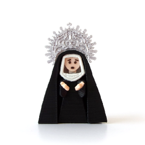 Virgen de Semana Santa en miniatura con manto negro liso sin bordar y saya negra vista frontal