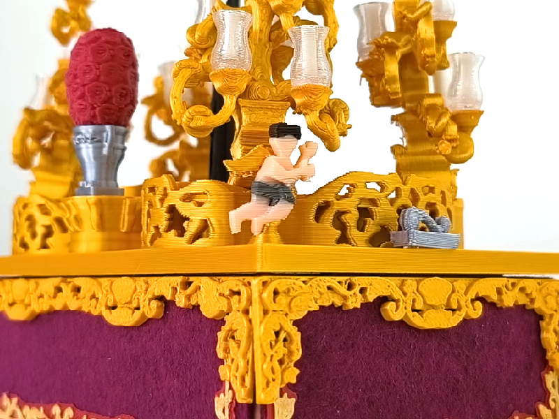 Detalle de los ángeles y candelabros utilizados en un paso de Cristo crucificado en miniatura