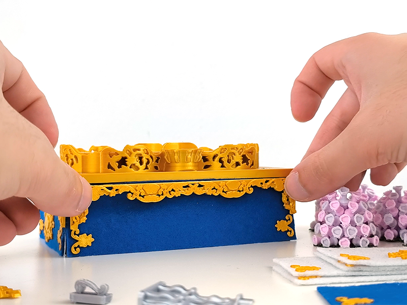 Proceso de colocación de faldones en el Paso de Gloria Regina Dei en miniatura