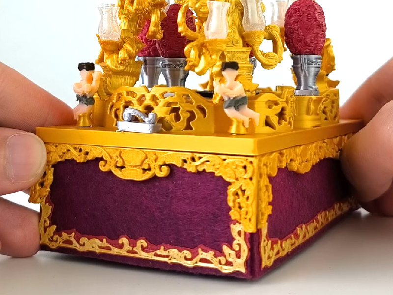 Cristo crucificado de Priostic montado sobre paso de Semana Santa en miniatura con faldones burdeos