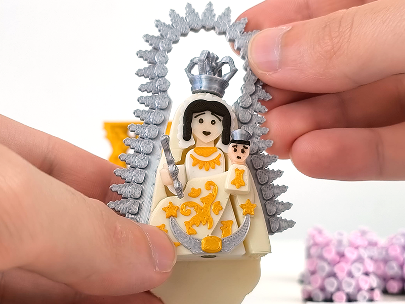 Montaje de los detalles de la Virgen del Paso de Gloria Regina Dei en miniatura