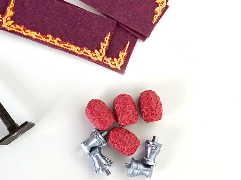 Detalle de flores y jarras utilizadas en un paso de Cristo crucificado en miniatura