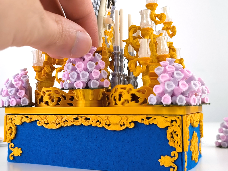 Colocación de flores en el Paso de Gloria Regina Dei en miniatura de Priostic