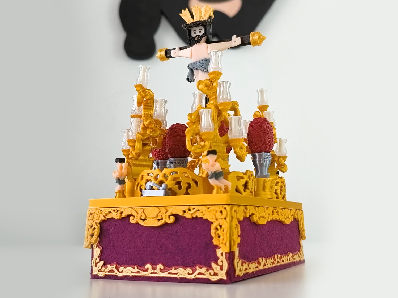 Paso de Semana Santa en miniatura con Cristo crucificado sobre el paso Regina Dei de Priostic