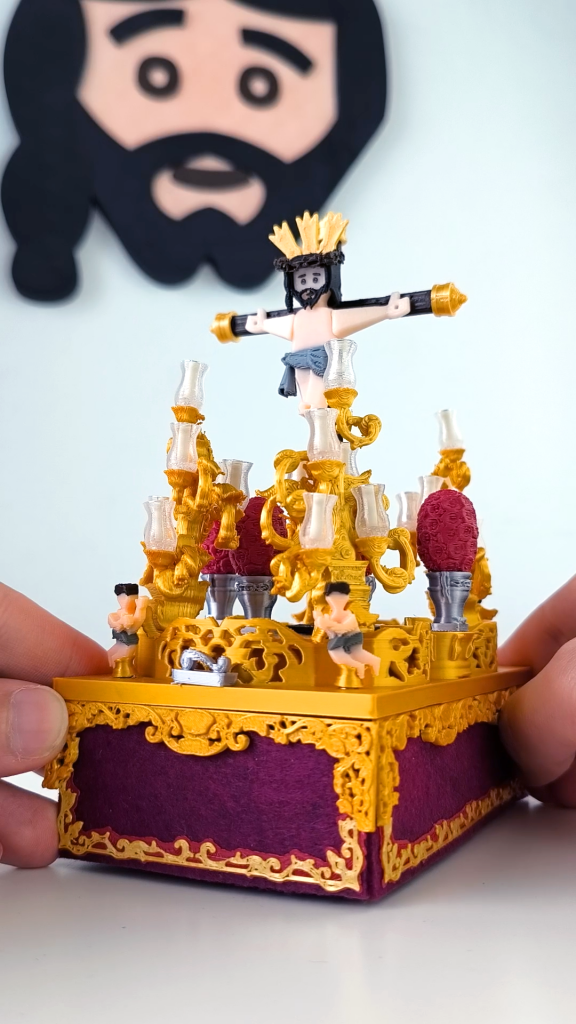 Paso de Cristo crucificado en miniatura creado mediante combinación de piezas de Priostic